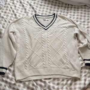 Hollister Cream Cable Knit V‑Neck Sweater with Navy Trim